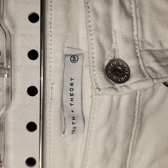 Truth & Theory White Stretch Jean Shorts Size 8 P - Picture 3 of 4